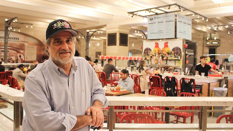 Der Restaurantbesitzer Joe Germanotta steht vor seinem Restaurant "Art Bird & Whiskey Bar" im New Yorker Hauptbahnhof Grand Central.