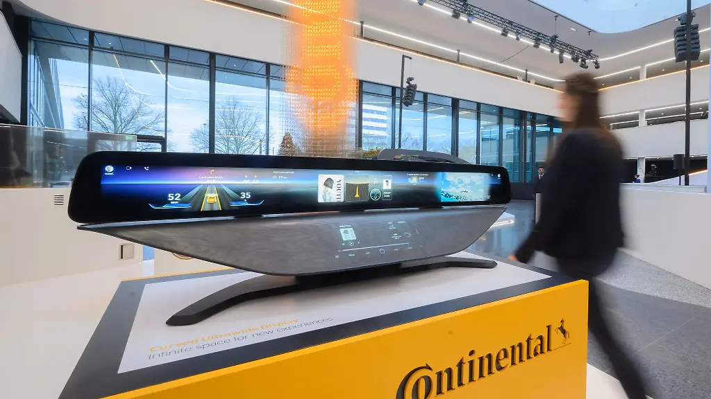Ein-Display-fuer-einen-PKW-der-Zukunft-steht-in-der-neuen-Unternehmenszentrale-von-Continental-Nach-mehrjaehriger-Bauphase-wird-der-Neubau-am-13-Dezember-2023-offiziell-eroeffnet