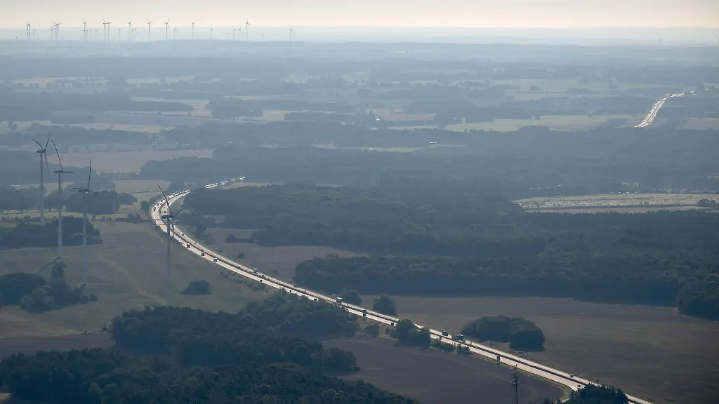 Autos-sind-auf-der-A24-unterwegs