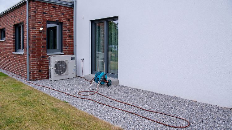 Keine ganz günstige Investition: der Einbau einer Wärmepumpe. Wer finanzielle Unterstützung braucht, kann sich zum Beispiel an eine Bank wenden.
