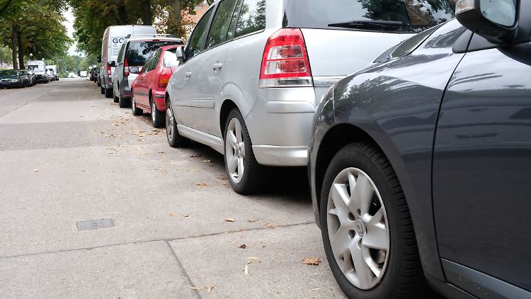 So eng wie es in der Stadt manchmal zugeeht, kann selbst das Ausfahren aus der eigenen Einfahrt beschwerlich werden - ein Grund für ein Parkverbot auf der gegenüberliegenden Seite?