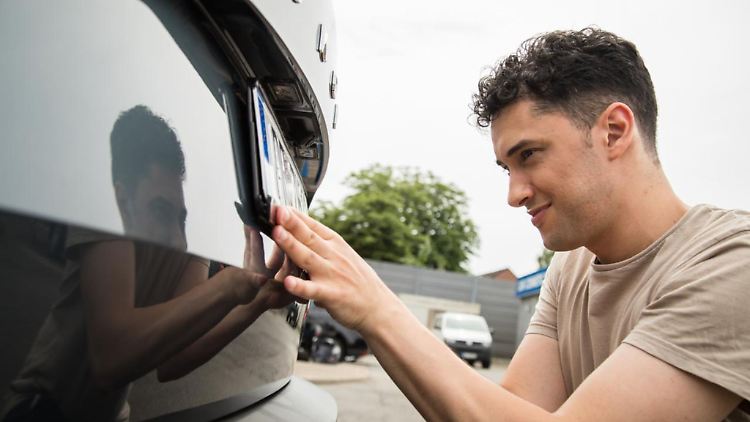 Am Ende gleich: Auch bei der internetbasierten Zulassung müssen Schilder ans Auto geschraubt werden.