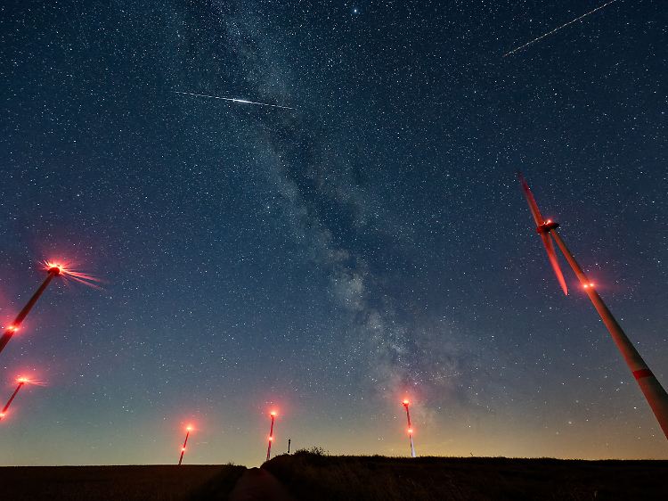 Die Milchstraße über einem Windpark in der Eifel (Bild von August 2023).