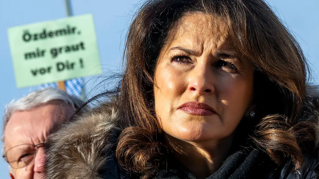 Michaela-Kaniber-CSU-Staatsministerin-fuer-Ernaehrung-Landwirtschaft-und-Forsten-nimmt-an-einer-Kundgebung-der-Landwirte-auf-dem-Plaerrer-teil