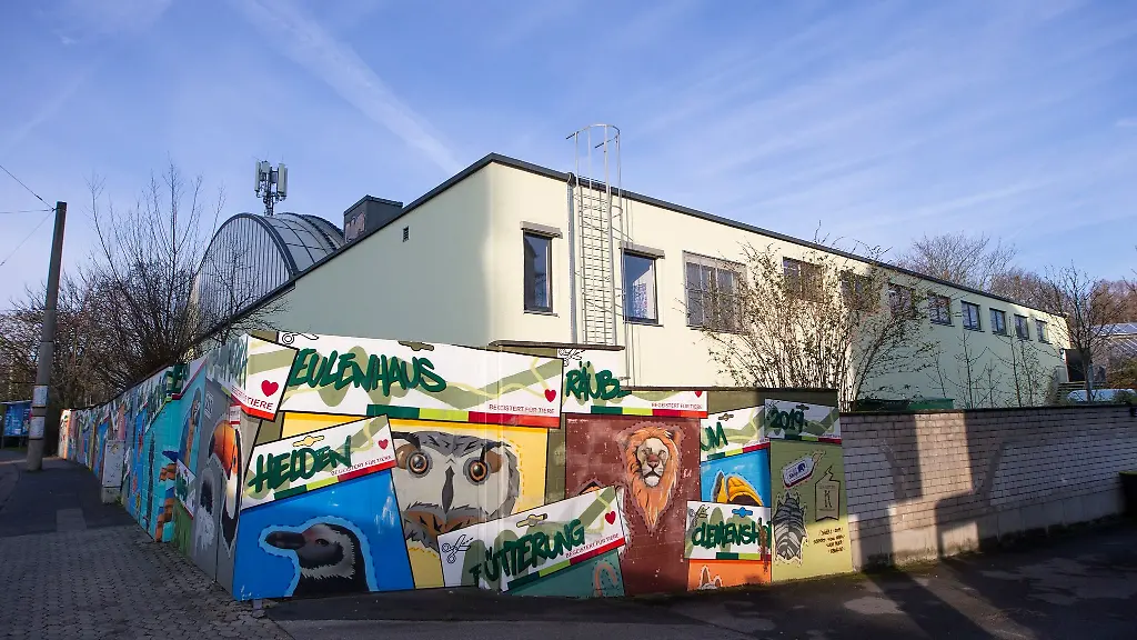 Blick-auf-das-Regenwaldhaus-im-Zoo