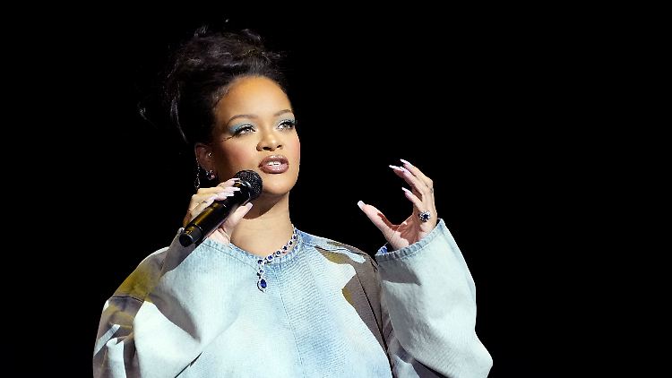 Ganz so verhüllt zeigt sich die schwangere Rihanna derzeit auf Instagram nicht.