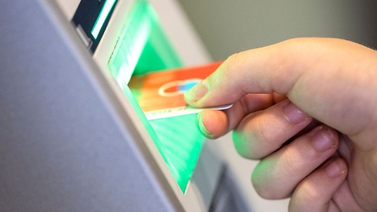 Der BGH hatte im April 2021 entschieden, dass Kreditinstitute bei Änderungen von Allgemeinen Geschäftsbedingungen die Zustimmung ihrer Kundinnen und Kunden einholen müssen.