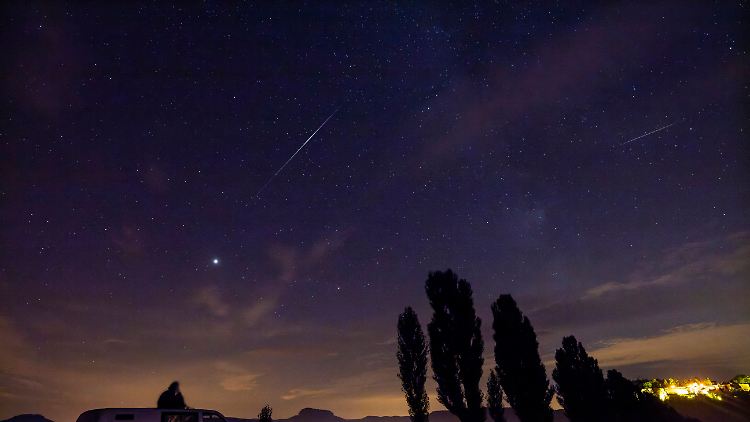 Perseiden über der Sächsischen Schweiz (Bild von 2021): Die Sternschnuppen rasen mit 216.000 km/h über den Nachthimmel.