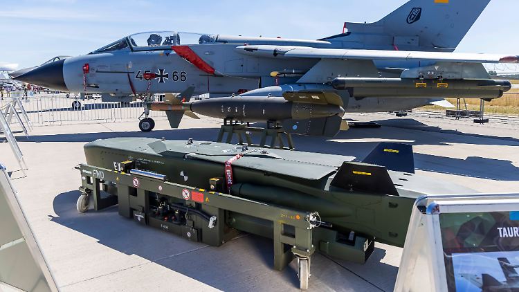 Die noch verfügbaren Flugzeuge der Ukraine müssten ertüchtigt werden - mit den deutschen Marschflugkörpern Taurus, forderte Kiesewetter.