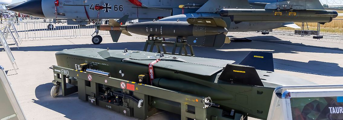 Die noch verfügbaren Flugzeuge der Ukraine müssten ertüchtigt werden - mit den deutschen Marschflugkörpern Taurus, forderte Kiesewetter.
