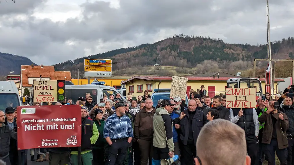 photo-5366391547513396712-y