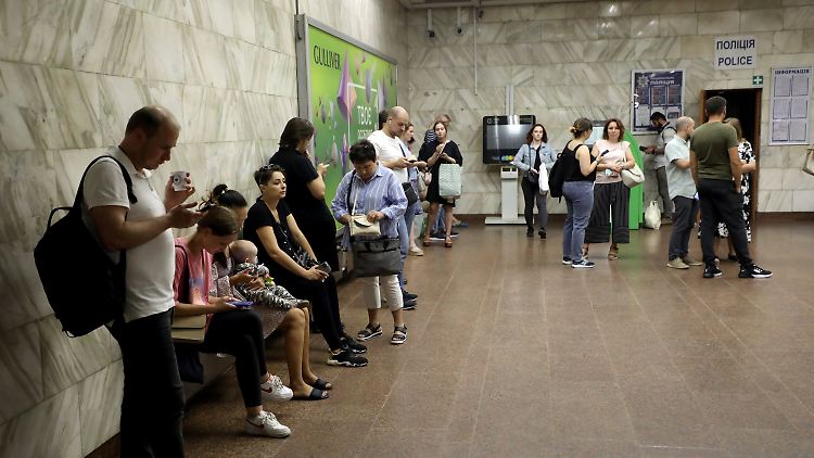 Kiewer und Kiewerinnen suchen während des Luftalarms in einer U-Bahn-Station Schutz. 