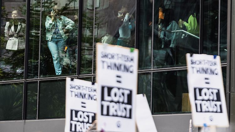 Ende Mai protestierten Amazon-Mitarbeiter vor der Zentrale in Seattle, Washington, gegen Entlassungen und die Aufforderung, ins Büro zurückzukehren. 