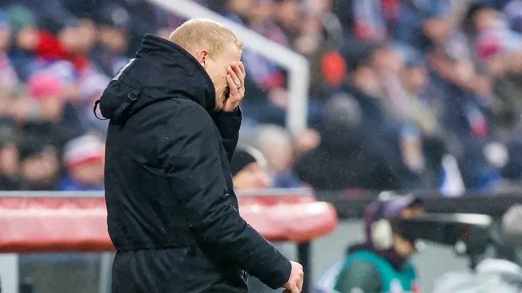 Schalkes-Trainer-Karel-Geraerts-reagiert-an-der-Seitenlinie