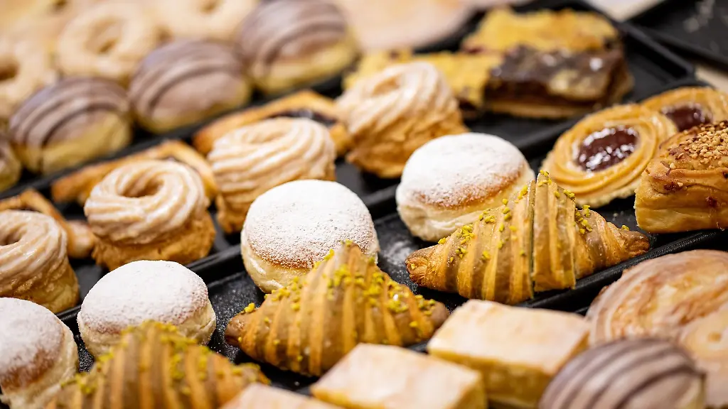 Feingebaeck-liegt-bei-der-Feingebaeckpruefung-bei-der-Berliner-Baecker-Innung-auf-einem-Tisch-aufgereiht