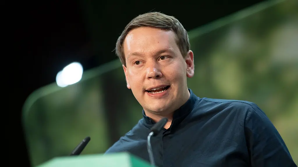 Oliver-Hildenbrand-Landtagsabgeordneter-von-Buendnis-90-Die-Gruenen-in-Baden-Wuerttemberg-spricht-bei-einem-Parteitag