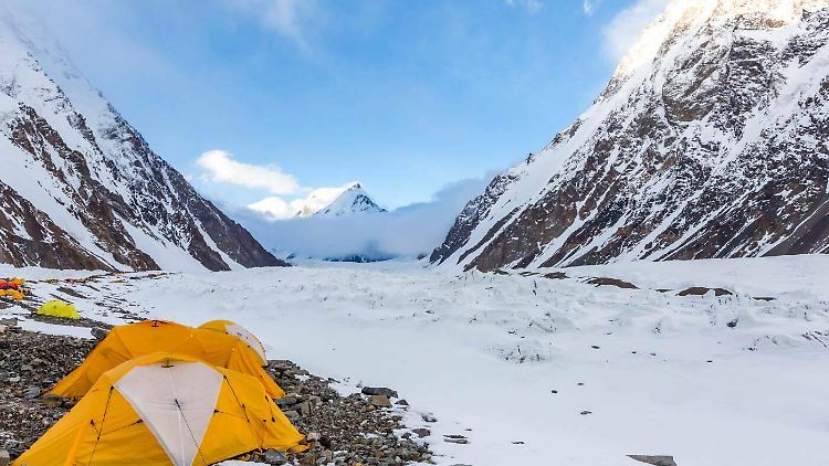 Nepal stellte in dieser Saison eine Rekordzahl von 478 Genehmigungen für ausländische Bergsteiger aus, insgesamt etwa 600 Bergsteiger und Bergführer erreichten am Ende den Gipfel. Unter den Expeditionsanbietern herrscht dabei harte Konkurrenz.