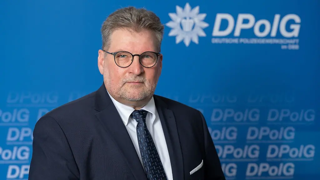 Ralf-Kusterer-der-Vorsitzende-der-Deutschen-Polizeigewerkschaft-Baden-Wuerttemberg-aufgenommen-in-der-Zentrale-in-Stuttgart