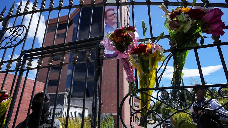 Blumen hängen am Friedhofstor während der Beerdigung des getöteten Präsidentschaftskandidaten Fernando Villavicencio.