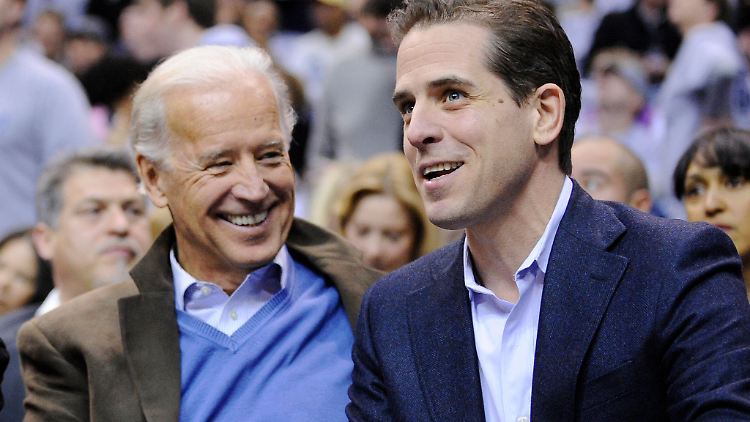 Joe Biden, damals Vizepräsident der USA, und sein Sohn Hunter bei einem Basketballspiel.