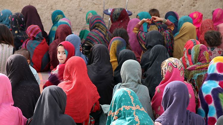 Eine Gruppe von Freiwilligen unterrichtet in Kandahar, Afghanistan, afghanische Mädchen im mittleren und höheren Schulalter, die unter der Taliban-Herrschaft keine Bildung erhalten dürfen. 