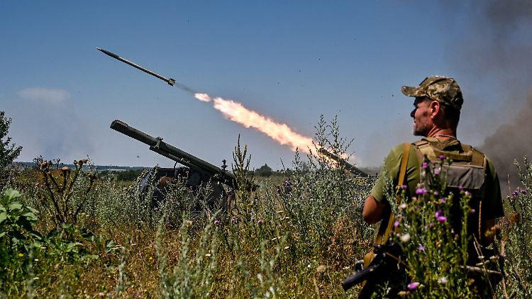 Ukrainische Soldaten feuern in Saporischschja mit einem mobilen Partizan-Raketenwerfer auf russische Stellungen.