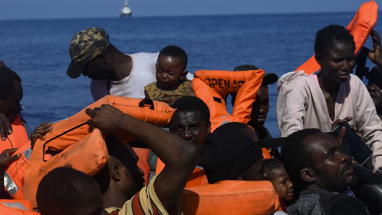Fast 2000 Menschen sind in diesem Jahr bereits um Leben gekommen, als sie versuchten, Europa über das Mittelmeer zu erreichen. 