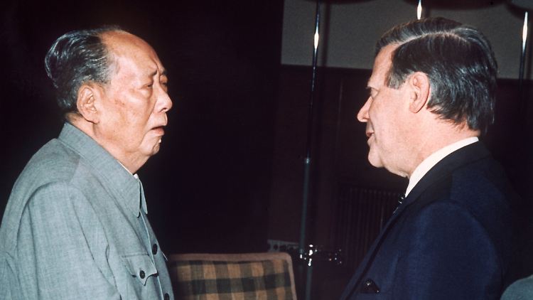 Bundeskanzler Helmut Schmidt besuchte 1975 erstmals China und traf dabei auch den sichtlich von Krankheiten gezeichneten Mao Tsetung.