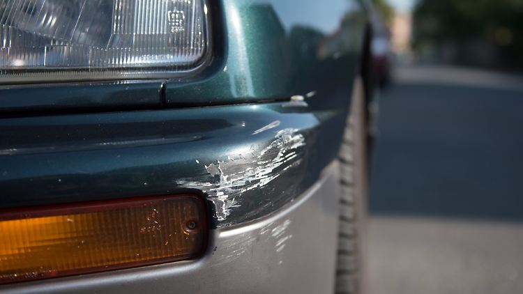 Wer einen Schaden an einem fremden Auto verursacht, muss bisher auf das Eintreffen der Polizei warten. Das soll künftig anders sein. 