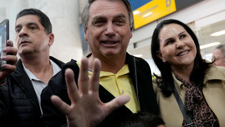 Nein, ich habe nichts damit zu tun - scheint Brasiliens Ex-Präsident Bolsonaro hier zu sagen.