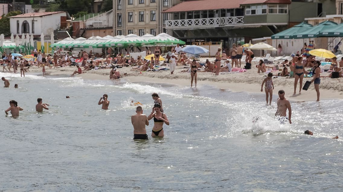 Einwohner baden im Schwarzen Meer vor Odessa.