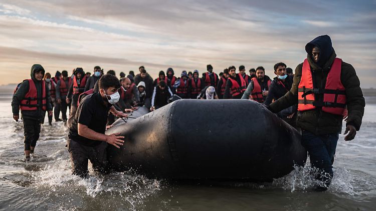 Die britische Regierung zählt seit Anfang 2018 über 100.000 Migranten, die den Ärmelkanal überquerten.