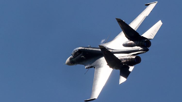 Eine Suchoi Su-30 bei einem Demonstrationsflug (Symboldbild).