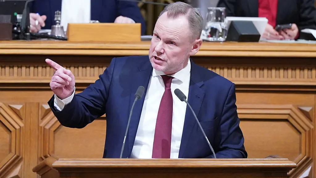 Hamburgs-Innensenator-Andy-Grote-spricht-im-Rathaus