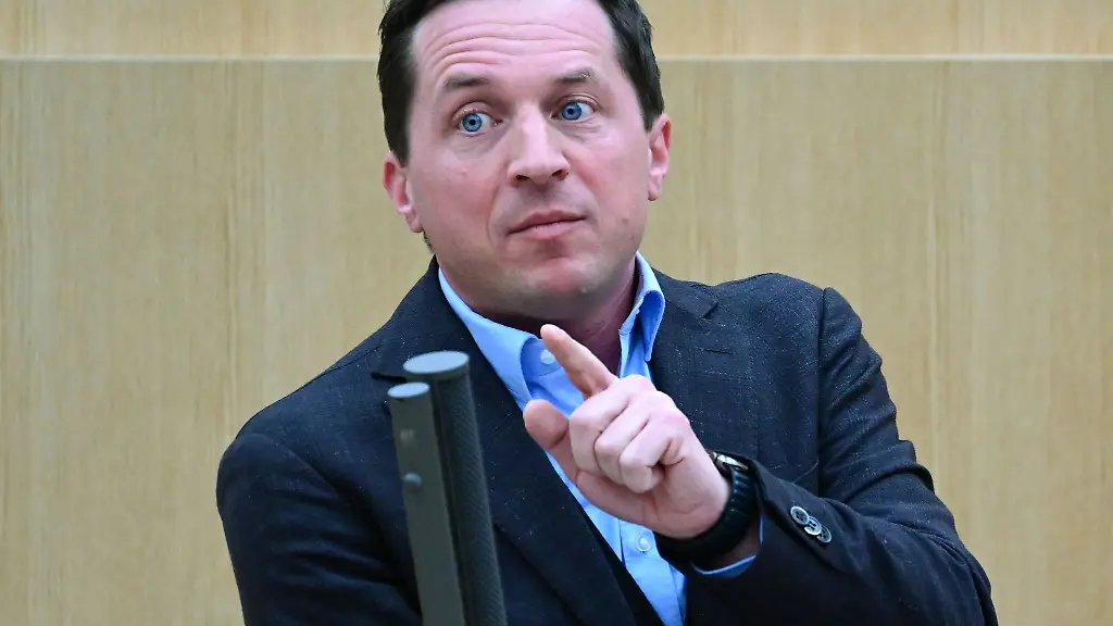 Sascha-Binder-Abgeordneter-der-SPD-im-Landtag-von-Baden-Wuerttemberg-spricht-bei-einer-Plenardebatte-im-Landtag