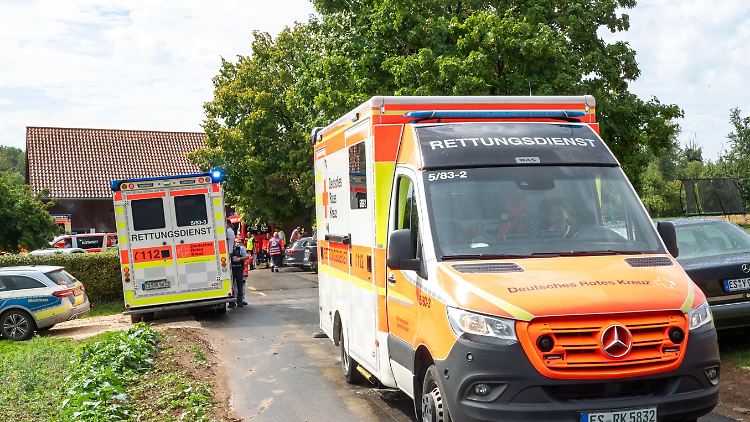 Rettungsdienste am Einsatzort in der Gemeinde Unterensingen.