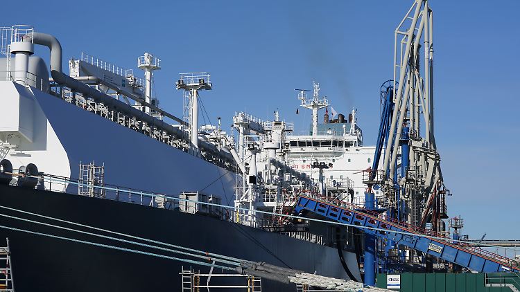 Ein schwimmendes LNG-Terminal in Brunsbüttel. 