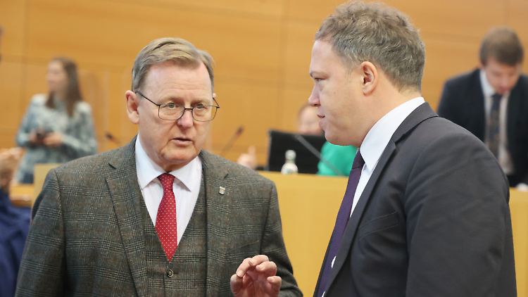 Linken-Politiker Ramelow fordert die CDU zu einer klaren Haltung gegenüber Maaßen auf (hier mit dem CDU-Fraktionsvorsitzenden im Thüringer Landtag, Mario Voigt).