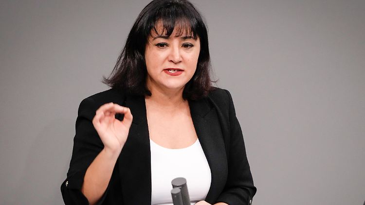 Linken-Abgeordnete Akbulut will sich durch den Haftbefehl nicht einschüchtern lassen.