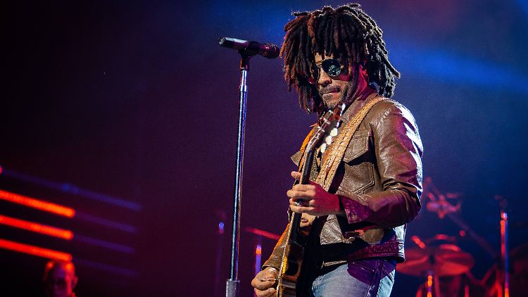 Mit veganer Ernährung zum straffen Eightpack: Lenny Kravitz macht es vor.