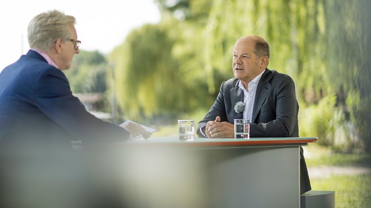 "Ich wünschte mir, dass das im Ton manchmal anders stattfindet, als es in der Vergangenheit war", sagt Scholz. 
