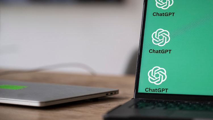 Neuer Kollege KI? Wer berufliche E-Mails von ChatGPT oder anderen KI-Chatbots verfassen lassen möchte, sollte vorab die Zustimmung der Vorgesetzten einholen.