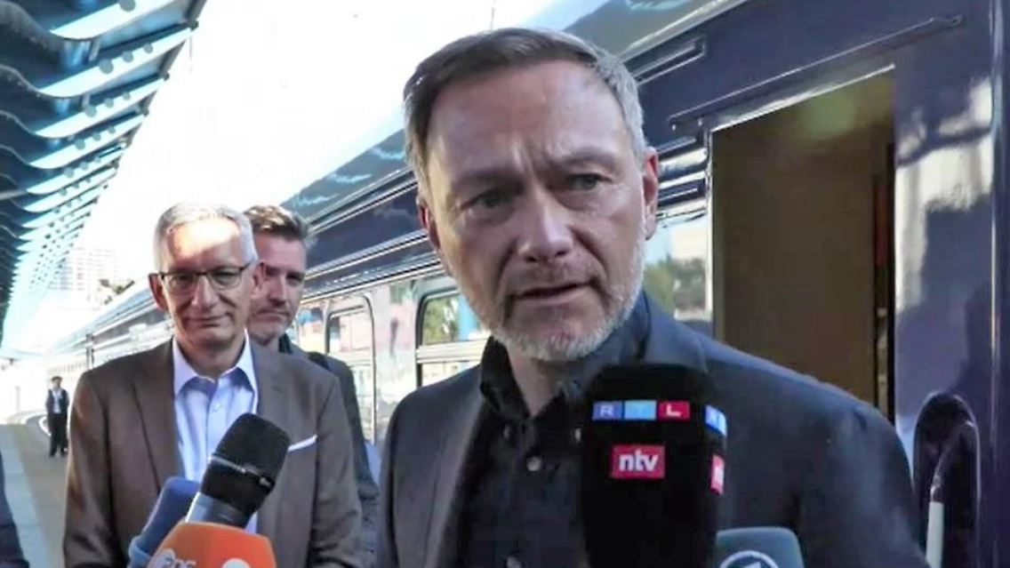 Lindner bei seiner Ankunft in Kiew.