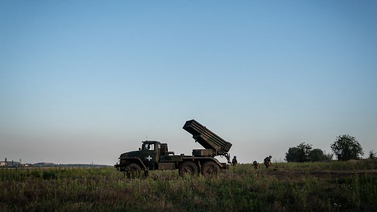 Ukrainische Einheiten bringen einen Mehrfachraketenwerfer an der Front in Stellung.