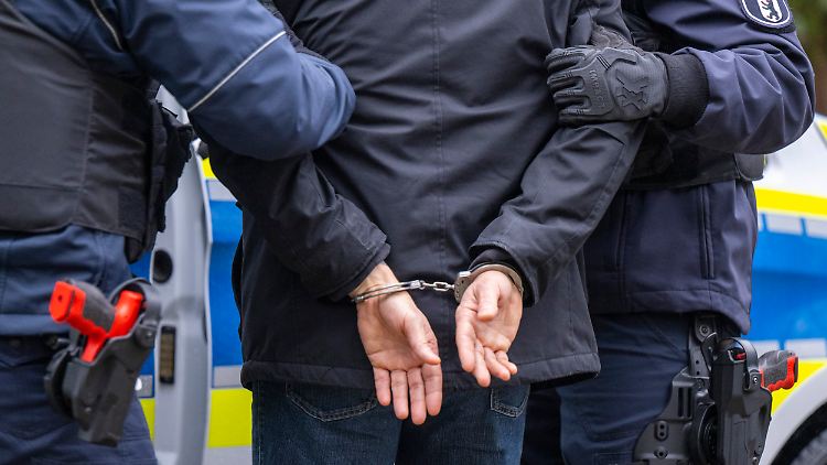 Nach seiner Festnahme wegen sexueller Beleidung einer Frau widersetzte sich ein 21-jähriger Mann.