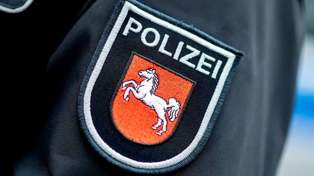 Ein-Aufnaeher-mit-dem-Wappen-der-niedersaechsischen-Polizei-ist-auf-der-Jacke-eines-Polizisten-aufgebracht