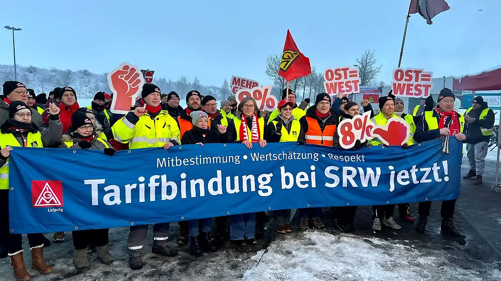 Beschaeftigte-des-Schrott-und-Recycling-Betriebs-SRW-in-Roetha-streiken-fuer-einen-Tarifvertrag