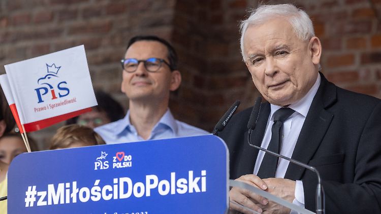 Jaroslaw Kaczynski, Vorsitzender der Regierungspartei PiS und Polens Regierungschef Mateusz Morawiecki bei einer Wahlkampfveranstaltung in Pultusk.