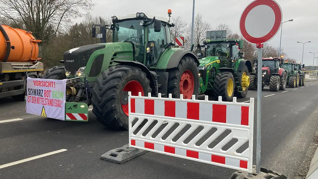 Traktoren-stehen-auf-einer-Strasse-und-blockieren-diese