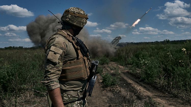 Ein ukrainischer Soldat steht neben einem Grad-Mehrfachraketenwerfersystem in der Nähe von Bachmut.